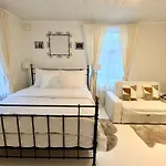 Apartmán Hearty 1800 Wooden House Near Old Town *